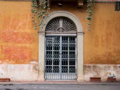 Il portone per� non � pi� quello ottocentesco: fu sostituito da una pi� semplice porta ad arco per adattarlo alle nuove esigenze del fabbricato